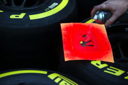 Meccanico McLaren con gli pneumatici Pirelli