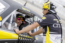 #15 Rubén Pardo, HO Speed Racing plática con un miembro de su equipo