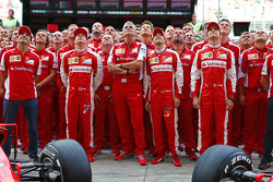 Марк Жене, тестовый пилот Ferrari, Кими Райкконен, Ferrari, Маурицио Арривабене, руководитель команды Ferrari, Себастьян Феттель, Ferrari и Эстебан Гутьеррес, тестовый и резервный пилот Ferrari на командном фото