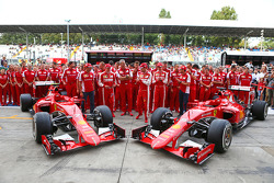 Marc Gene, pilote d'essais Ferrari, Kimi Raikkonen, Ferrari, Maurizio Arrivabene, Ferrari, Team Principal, Sebastian Vettel, Ferrari; Esteban Gutierrez, pilote d'essais et de réserve Ferrari, et Giancarlo Fisichella, Ferrari lors d'une séance photos de l'équipe
