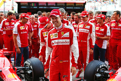 Sebastian Vettel, Ferrari lors d'une séance photos de l'équipe