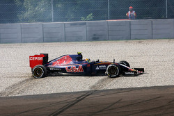 Вылет Карлоса Сайнса мл., Scuderia Toro Rosso STR10 в повороте Параболика