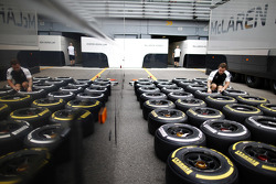 Engenheiro da McLaren com pneus Pirelli