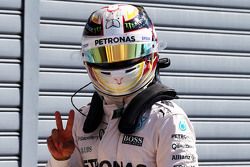 El ganador de la pole, Lewis Hamilton, Mercedes AMG F1 Team