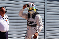 El ganador de la pole, Lewis Hamilton, Mercedes AMG F1 Team