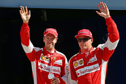Segundo lugar, Kimi Raikkonen, Ferrari y el tercer lugar, Sebastian Vettel, Ferrari
