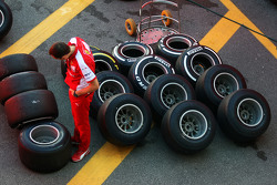 Un mécanicien Ferrari avec des pneus Pirelli
