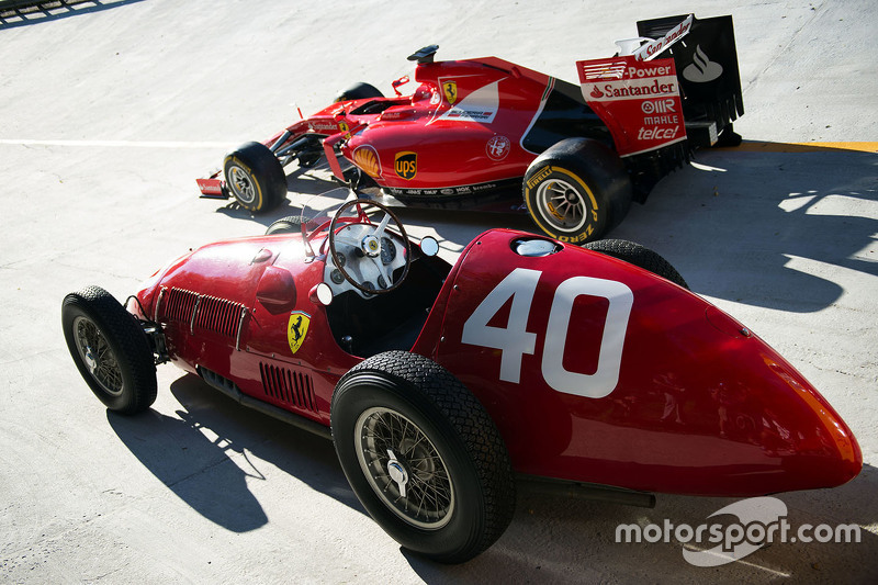 Ferrari SF15-T e Ferrari 166 F1 na curva inclinada de Monza