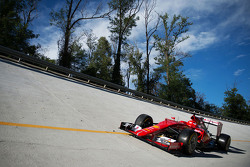 Ferrari SF15-T na curva de Monza