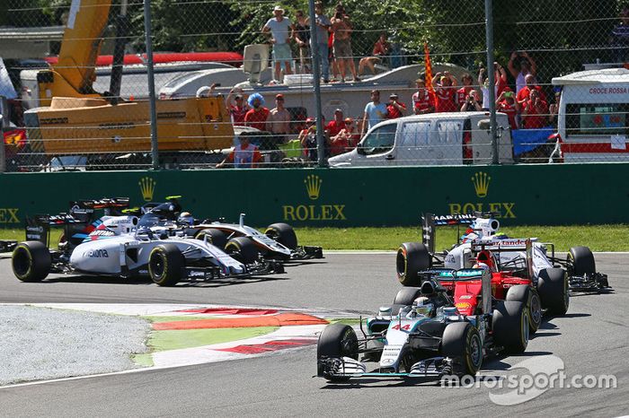 Lewis Hamilton, Mercedes AMG F1 W06 lidera al comienzo de la carrera