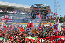El podio: Sebastian Vettel, Ferrari, segundo; Lewis Hamilton, de Mercedes AMG F1, ganador de la carr