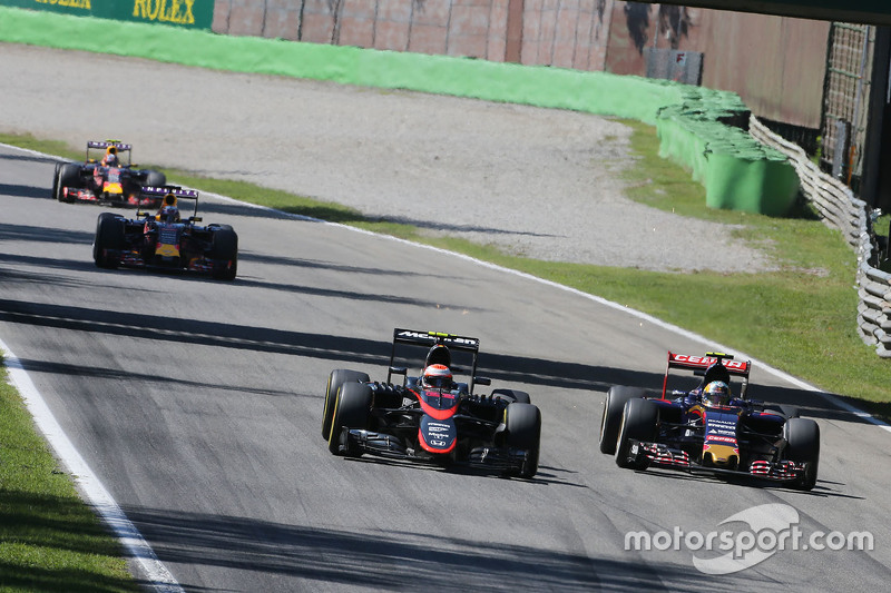 Jenson Button, McLaren MP4-30, und Carlos Sainz Jr., Scuderia Toro Rosso STR10, im Zweikampf