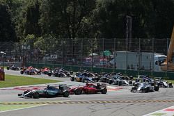 Lewis Hamilton, de Mercedes AMG F1 W06 lidera al comienzo de la carrera