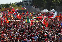 Fans am Podium