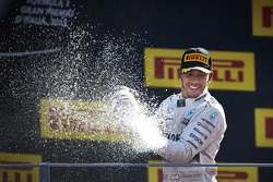 Le vainqueur Lewis Hamilton, Mercedes AMG F1 fête sa victoire sur le podium