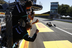 Lewis Hamilton, Mercedes AMG F1 W06, se lleva la victoria
