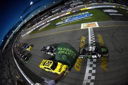 Largada: Kyle Busch, Joe Gibbs Racing Toyota lidera