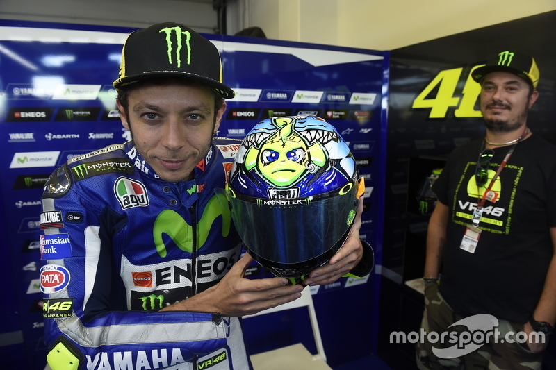 Valentino Rossi, Yamaha Factory Racing, zeigt sein spezielles Helmdesign