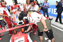 Tecnico Bridgestone sulla griglia di partenza