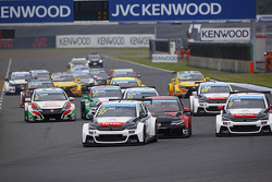 Start: Jose Maria Lopez, Citroën C-Elysée WTCC, Citroën Total WTCC, in Führung