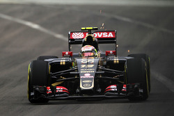 Pastor Maldonado, Lotus F1 E23 sacando chispas
