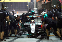 Lewis Hamilton, Mercedes AMG F1 W06 s'entraine aux pitstops