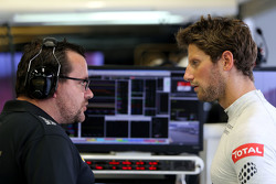 Жюльен Симон-Шотемп, гоночный инженер, Lotus F1 Team и Ромен Грожан, Lotus F1 Team