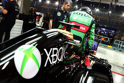 Romain Grosjean, Lotus F1 E23 avec une combinaison Xbox