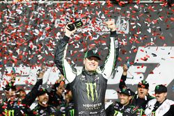 Winner Kyle Busch, Joe Gibbs Racing Toyota