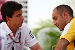 Toto Wolff, Mercedes AMG F1 sócio e diretor-executivo com Cyril Abiteboul, Renault Sport F1 diretor