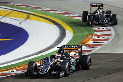 Нико Хюлькенберг, Sahara Force India F1 VJM08 едет впереди Серхио Переса, Sahara Force India F1 VJM0