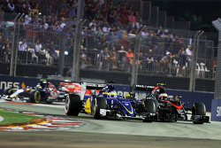 Marcus Ericsson, Sauber C34 en Jenson Button, McLaren MP4-30