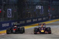 Jenson Button, McLaren MP4-30 y Daniil Kvyat, Red Bull Racing RB11