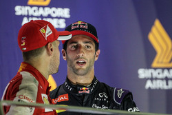 Il vincitore della gara Sebastian Vettel, Ferrari e il secondo classificato Daniel Ricciardo, Red Bu