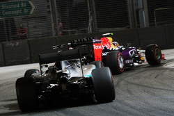 Daniil Kvyat, Red Bull Racing RB11 devant Lewis Hamilton, Mercedes AMG F1 W06
