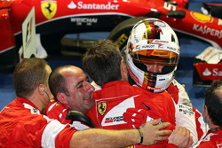 Ganador de la carrera, Sebastian Vettel, Ferrari celebra en parc ferme