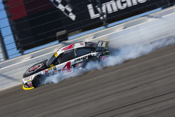 Kevin Harvick, Stewart-Haas Racing Chevrolet choca después de una ponchadura
