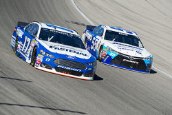 Ricky Stenhouse Jr., Roush Fenway Racing Ford y David Ragan, Michael Waltrip Racing Toyota