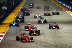 Inicio: Sebastian Vettel, Ferrari SF15-T lider