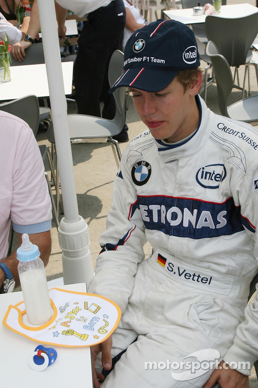 Себастьян Феттель, тест-пілот, BMW Sauber F1 Team, отримав слюнявчика