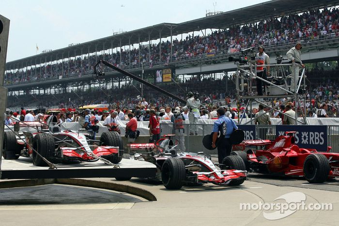 Segundo lugar Fernando Alonso, McLaren Mercedes, ganador de la carrera Lewis Hamilton, McLaren Merce
