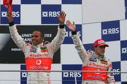 Podio: segundo lugar Fernando Alonso, McLaren Mercedes y el ganador de la carrera Lewis Hamilton, Mc