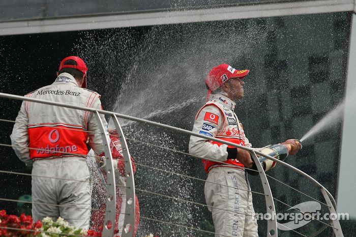 Podio: ganador de la carrera Lewis Hamilton, McLaren Mercedes y segundo lugar Fernando Alonso, McLar