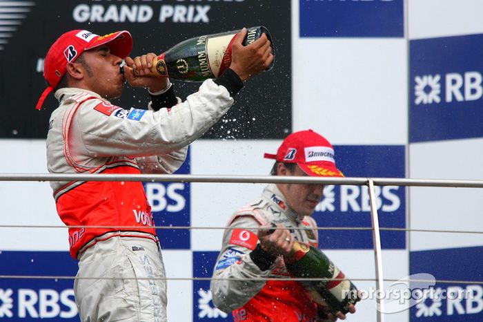 Podio: segundo lugar Fernando Alonso, McLaren Mercedes y el ganador de la carrera Lewis Hamilton, Mc