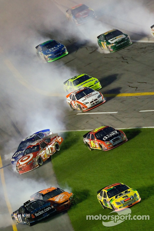 Pepsi 400 in Daytona 2007: Crash mit Gibbs-Teamkollege Denny Hamlin