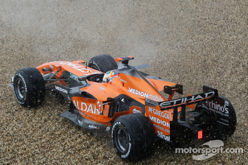 Адріан Сутіль, Spyker F1 Team, F8-VII, вилітає з траси