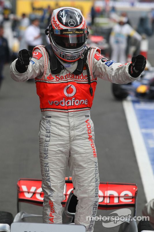 El ganador de la carrera Fernando Alonso lo celebra