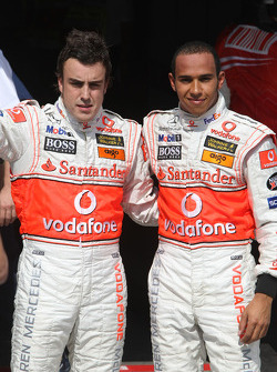Ganador de la pole Fernando Alonso, segundo, Lewis Hamilton, y tercero Nick Heidfeld
