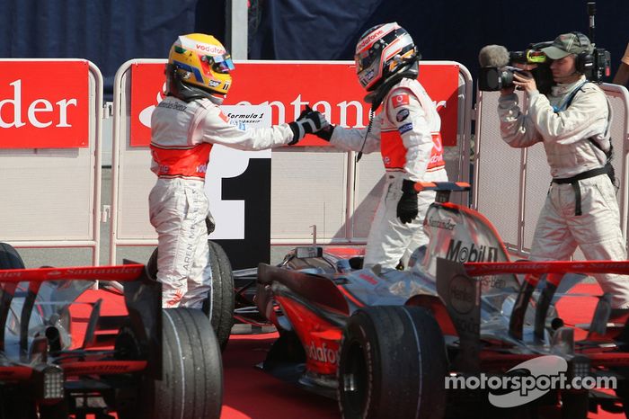 Ganador de la carrera Fernando Alonso celebra con Lewis Hamilton
