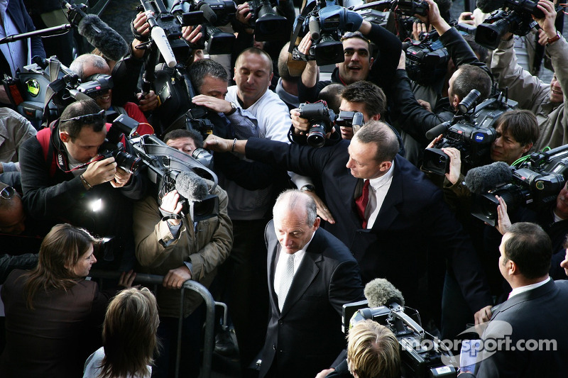 Ron Dennis, Presidente de McLaren, director del equipo, llega